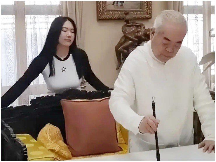 Bậc thầy thư pháp U90 yêu chiều vợ trẻ kém 50 tuổi, để người đẹp mặc áo 300 triệu đồng-3