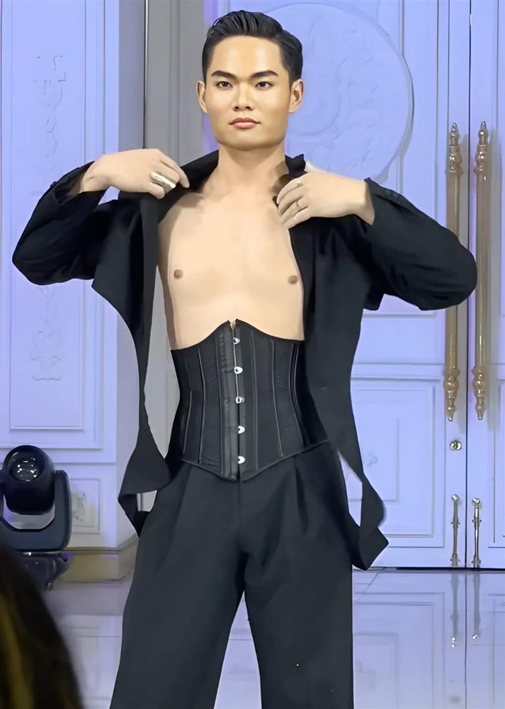 Thí sinh thi nam vương gây tranh cãi vì catwalk như… hoa hậu-1