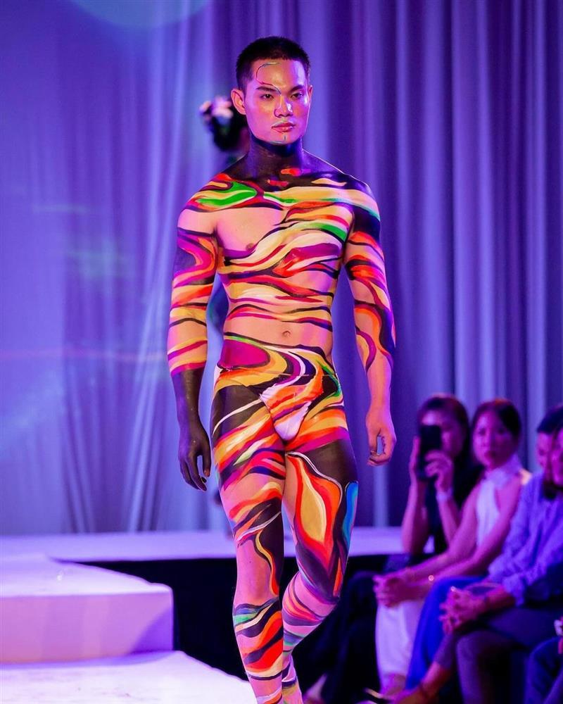 Thí sinh thi nam vương gây tranh cãi vì catwalk như… hoa hậu-3