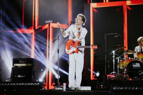 Giọng ca huyền thoại sống nghèo khổ và bệnh tật-3