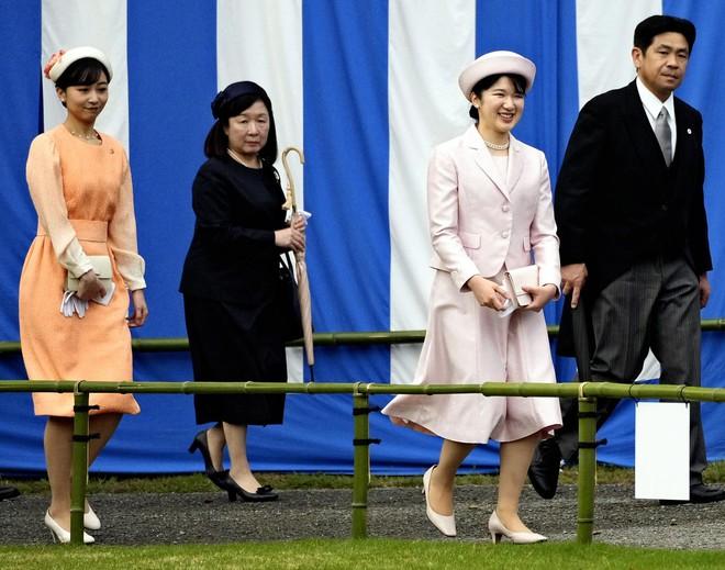 Hoàng gia Nhật Bản tổ chức tiệc mùa xuân: Hai công chúa rạng rỡ chiếm trọn spotlight-4