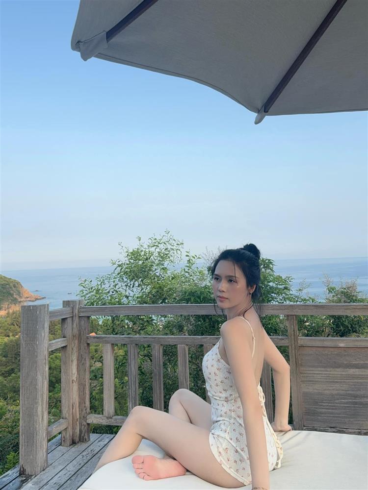 Ghen tị vóc dáng gái 1 con trông mòn con mắt của vợ cầu thủ Thành Chung-5