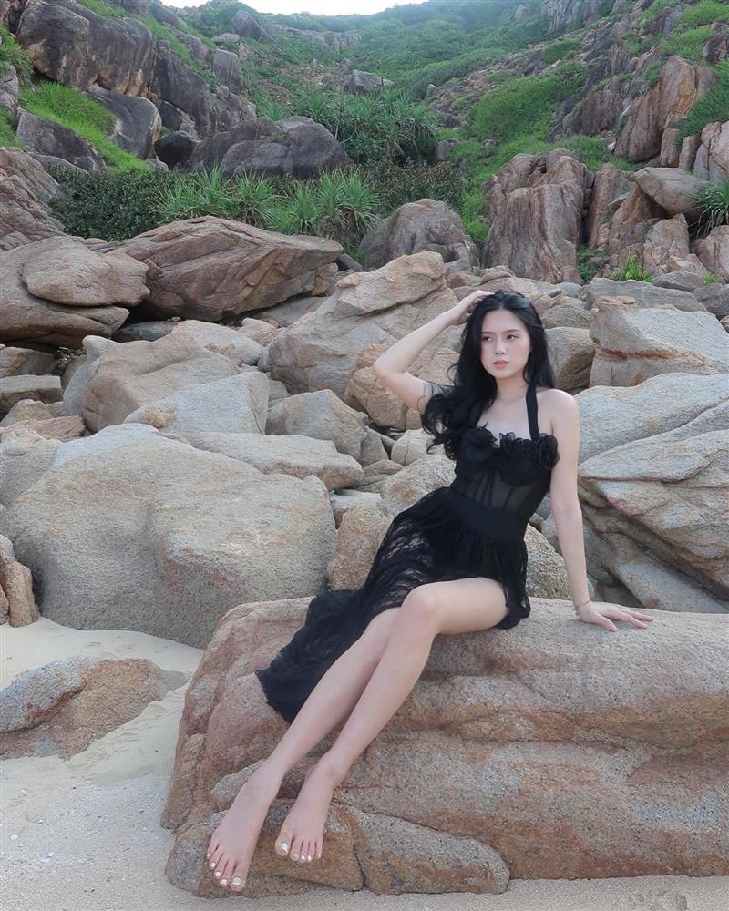 Ghen tị vóc dáng gái 1 con trông mòn con mắt của vợ cầu thủ Thành Chung-1