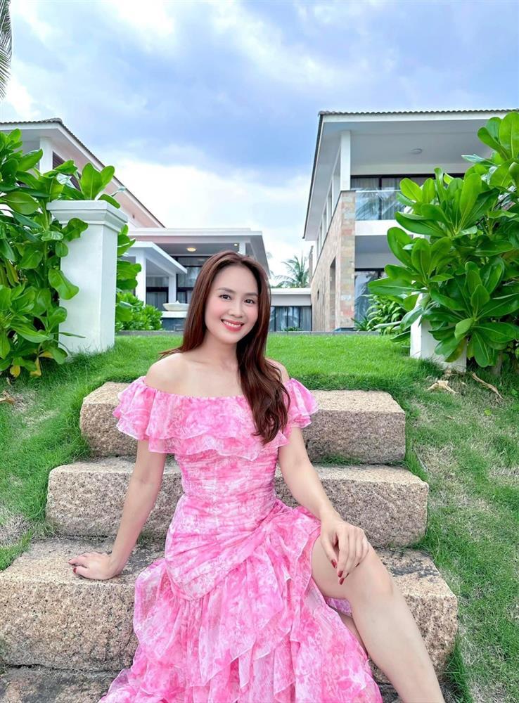 Vẻ ngoài đối lập của Hồng Diễm trên phim và ngoài đời-5