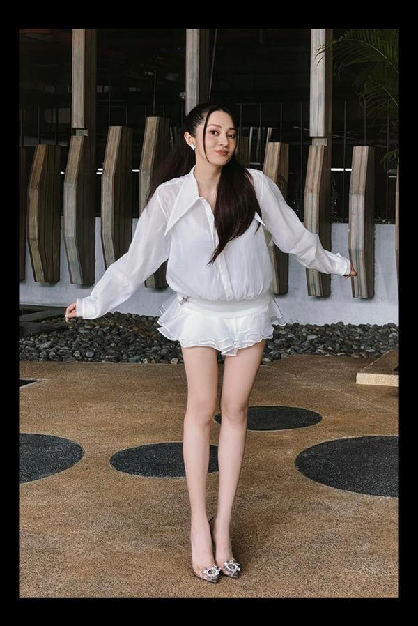 Sắc vóc đời thực xinh đẹp của nữ ca sĩ vừa công khai có con gái 13 tháng tuổi-2