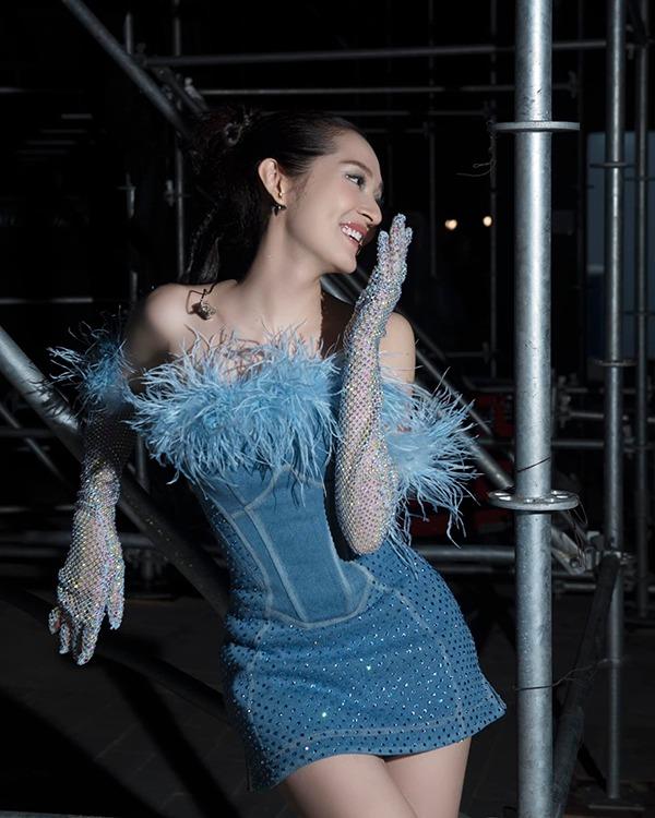 Sắc vóc đời thực xinh đẹp của nữ ca sĩ vừa công khai có con gái 13 tháng tuổi-4