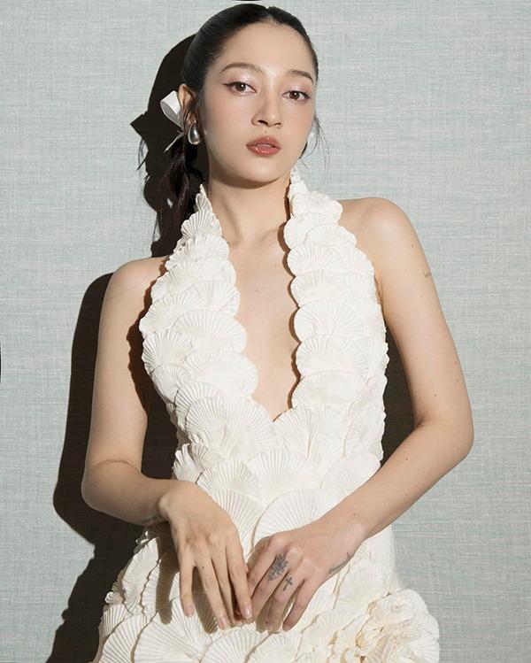 Sắc vóc đời thực xinh đẹp của nữ ca sĩ vừa công khai có con gái 13 tháng tuổi-6