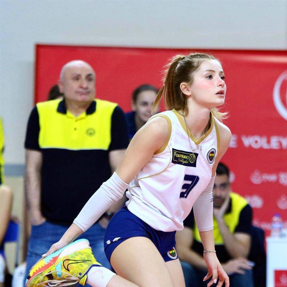 Thiên thần bóng chuyền Thổ Nhĩ Kỳ ở tuổi trưởng thành lớn phổng phao, mê làm đẹp-1