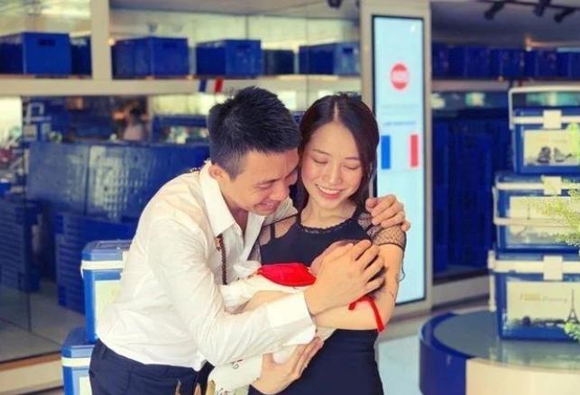 Mina Phạm từng căng như dây đàn với con gái Minh Nhựa, giờ lên chức bà ngoại trẻ nhất showbiz, thân thiết với con chồng-3