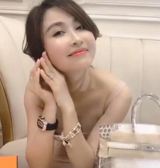 Mina Phạm từng căng như dây đàn với con gái Minh Nhựa, giờ lên chức bà ngoại trẻ nhất showbiz, thân thiết với con chồng-8