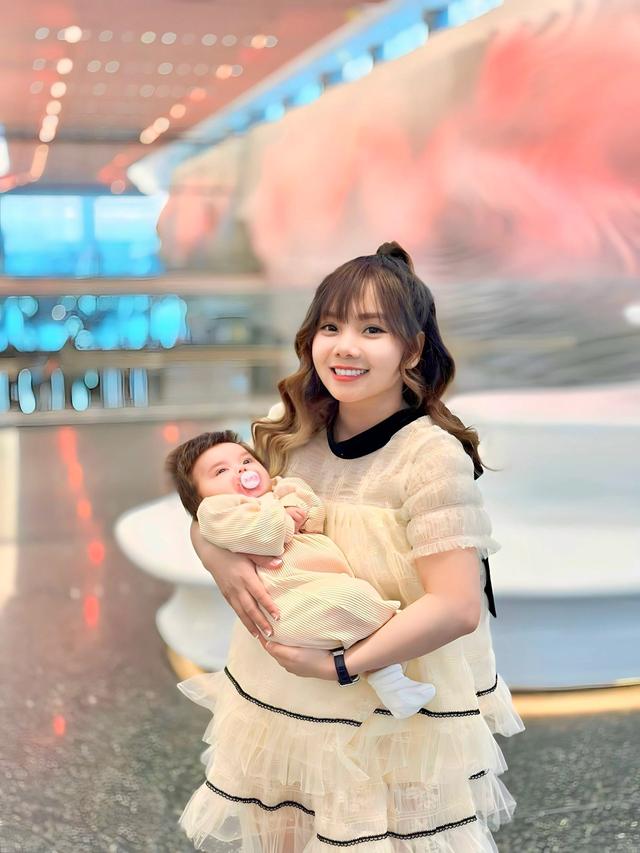 Cặp đôi đồng tính Bi Bảo và Múi Xù chi 1 tỷ thụ tinh con đầu lòng lai Tây, giờ 1 tuổi trông như búp bê-3