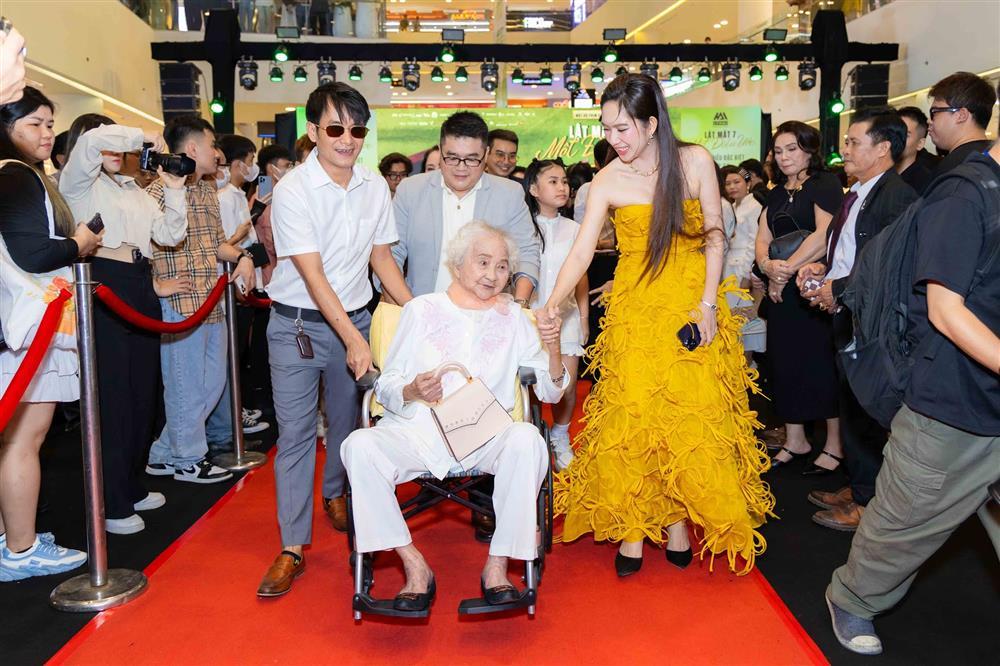 Mẹ ruột 99 tuổi ngồi xe lăn tới ủng hộ vợ chồng Lý Hải ra mắt phim-1