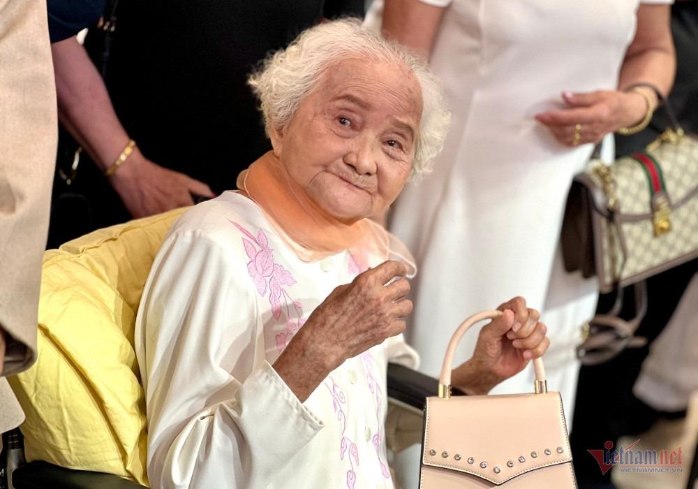 Mẹ ruột 99 tuổi ngồi xe lăn tới ủng hộ vợ chồng Lý Hải ra mắt phim-2