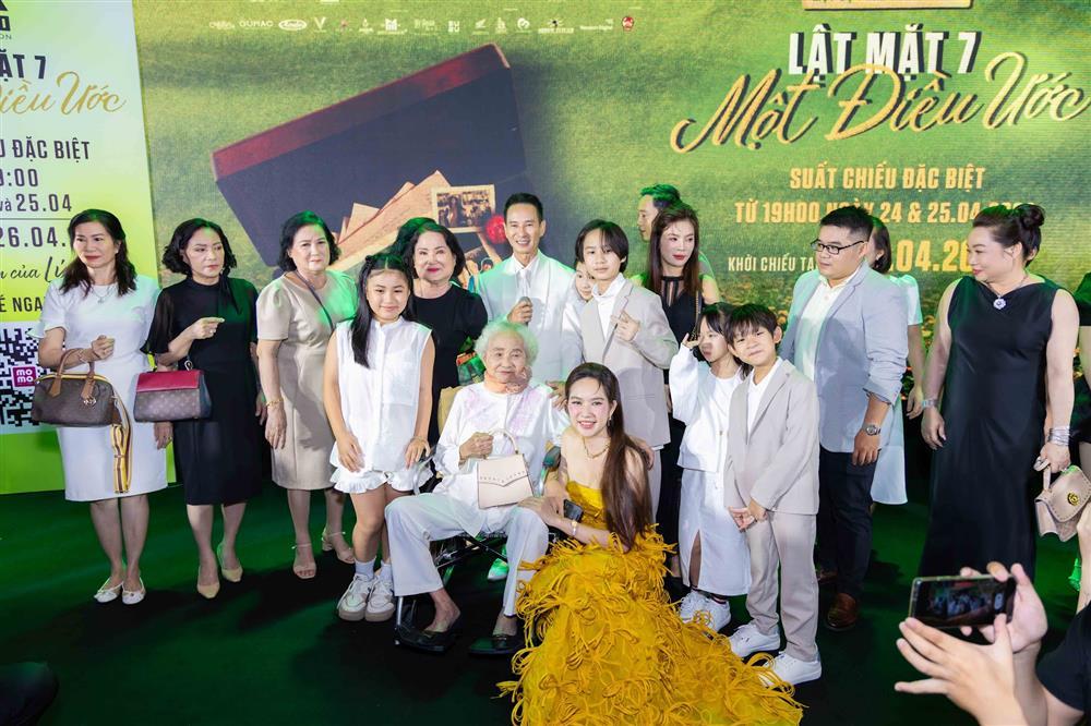 Mẹ ruột 99 tuổi ngồi xe lăn tới ủng hộ vợ chồng Lý Hải ra mắt phim-3