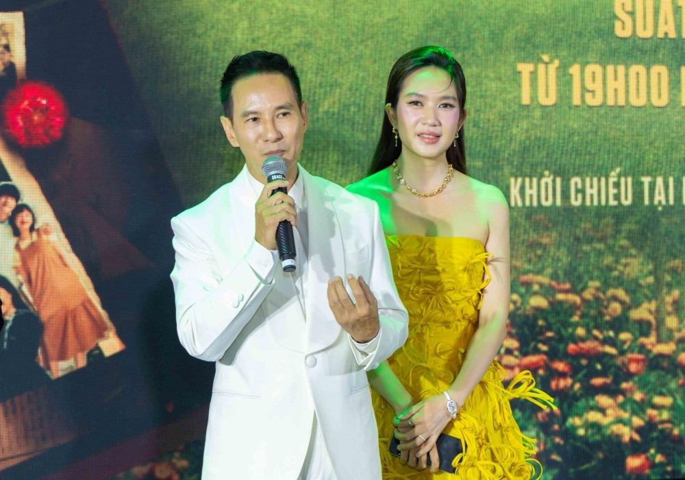 Mẹ ruột 99 tuổi ngồi xe lăn tới ủng hộ vợ chồng Lý Hải ra mắt phim-4