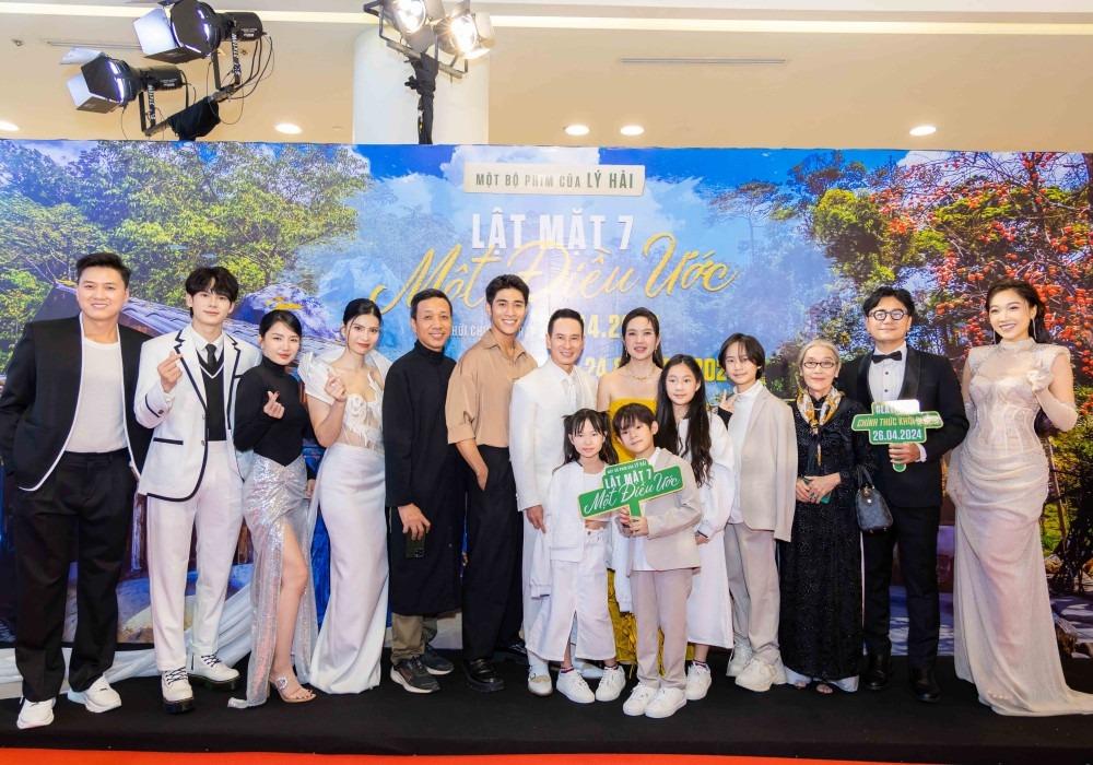 Mẹ ruột 99 tuổi ngồi xe lăn tới ủng hộ vợ chồng Lý Hải ra mắt phim-5