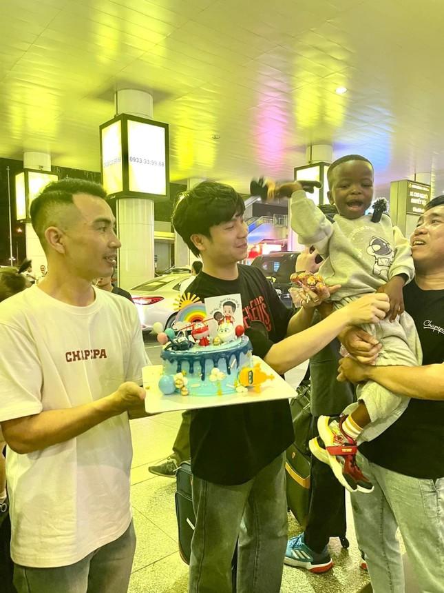 Cùng Quang Linh Vlogs về Việt Nam, idol giới trẻ Lôi Con nhận được sự quan tâm đặc biệt-2