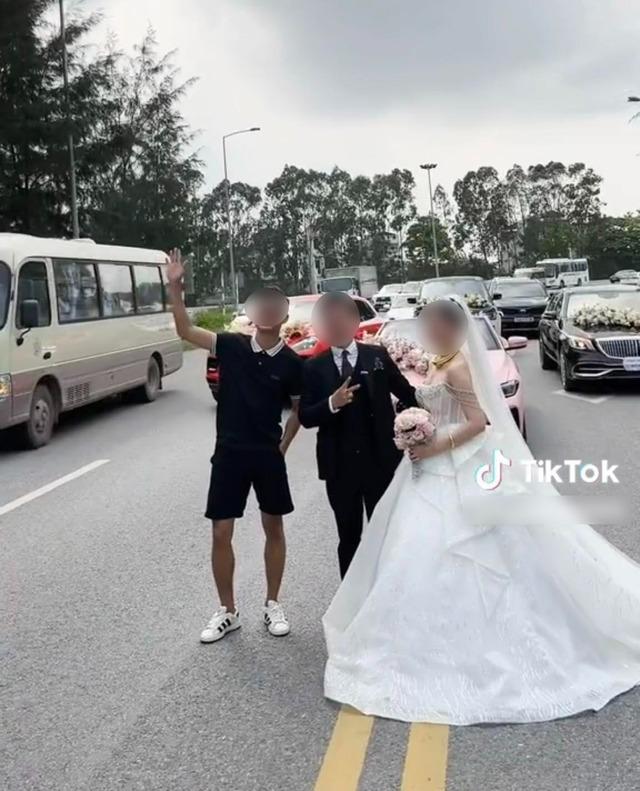 Xôn xao dàn xe sang rước dâu dừng giữa đường, dàn hàng quay phim chụp ảnh ở Hải Dương-3