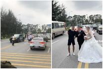 Xôn xao dàn xe sang rước dâu dừng giữa đường, dàn hàng quay phim chụp ảnh ở Hải Dương