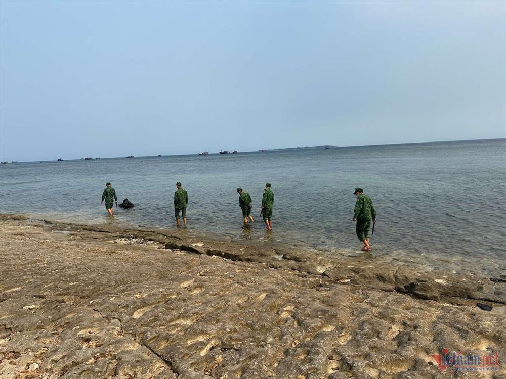 Mở rộng khu vực tìm thuyền viên mất tích vụ chìm sà lan trên biển Quảng Ngãi-1