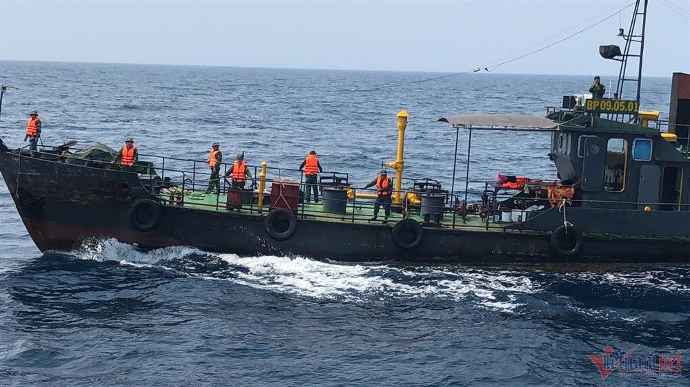 Mở rộng khu vực tìm thuyền viên mất tích vụ chìm sà lan trên biển Quảng Ngãi-2