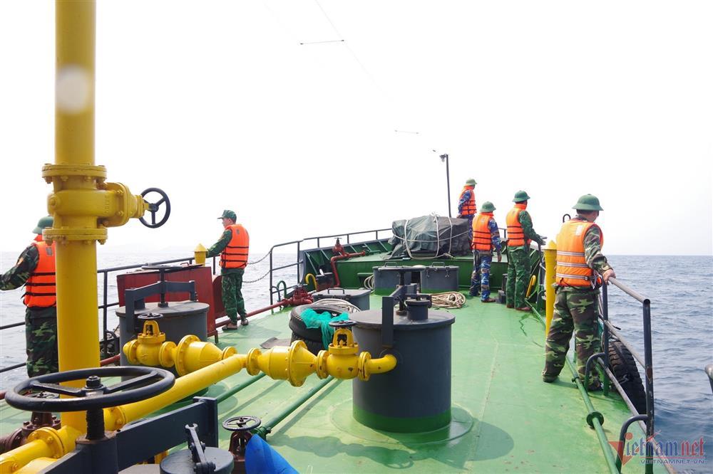 Mở rộng khu vực tìm thuyền viên mất tích vụ chìm sà lan trên biển Quảng Ngãi-4
