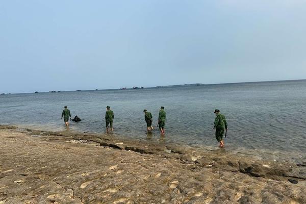 Vụ sà lan chìm trên biển Quảng Ngãi: Nghi 9 người gặp nạn-4