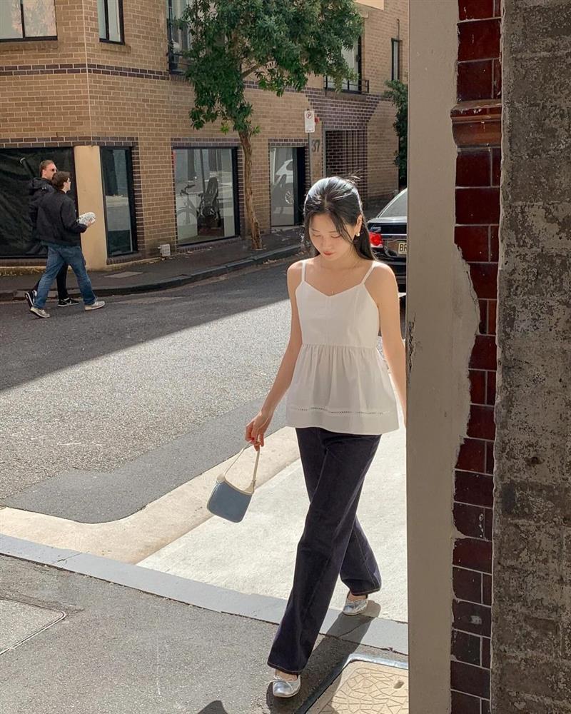 5 kiểu áo xinh xắn, lên hình đẹp chuẩn nàng thơ khi đi du lịch-2