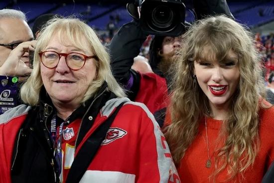 Taylor Swift được mẹ bạn trai dành nhiều lời khen cho album mới