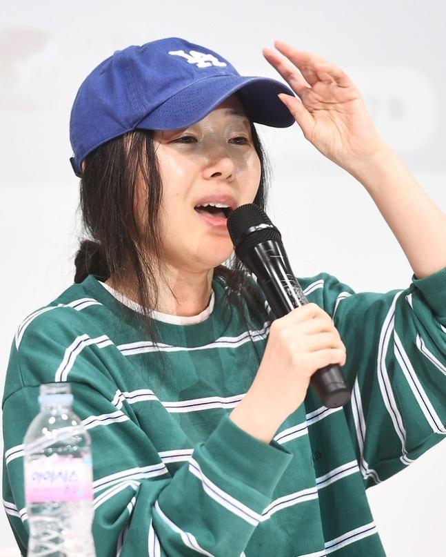 Toàn cảnh họp báo phản pháo HYBE của Min Hee Jin: Khóc nức nở, tố tập đoàn bắt NewJeans làm con tin-13