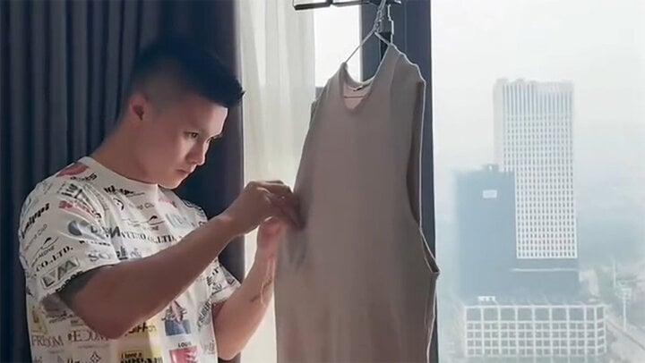 Quang Hải cực chiều Chu Thanh Huyền, tự tay xỏ kim khâu váy cho vợ-1