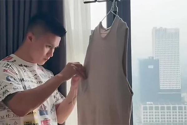 Quang Hải khoe clip bụng bầu của Chu Thanh Huyền, cùng vợ khiêu vũ trong khung cảnh lãng mạn-1