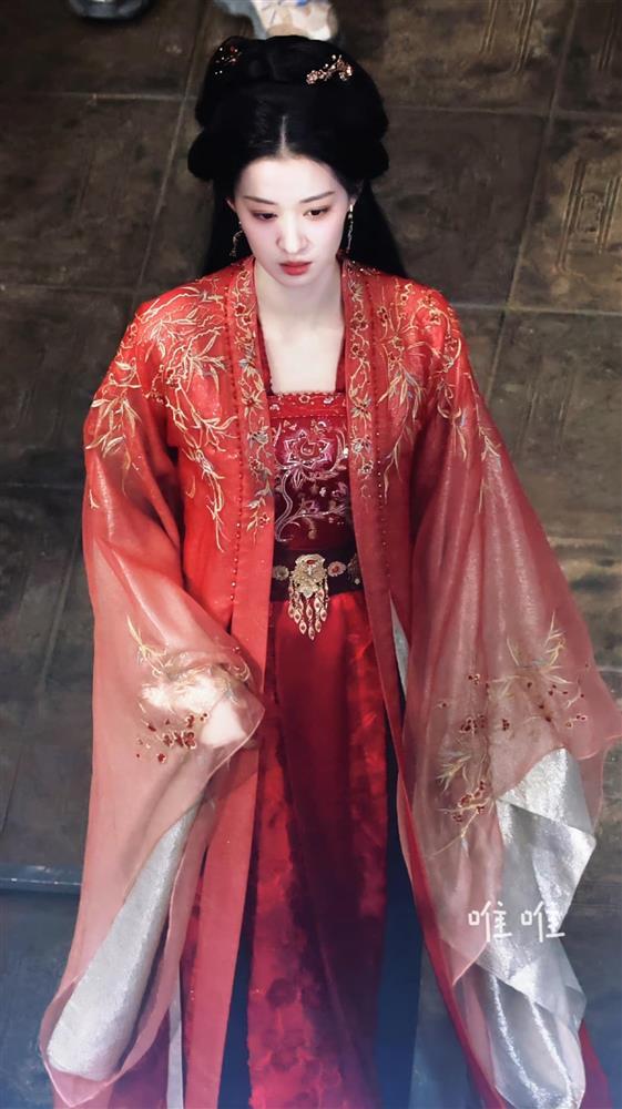 Vương Sở Nhiên gây bão khi diện hồng y, nhan sắc ra sao mà cư dân mạng đứng ngồi không yên?-1