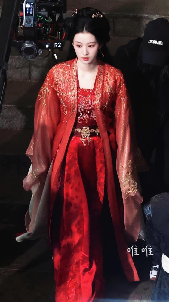 Vương Sở Nhiên gây bão khi diện hồng y, nhan sắc ra sao mà cư dân mạng đứng ngồi không yên?-2