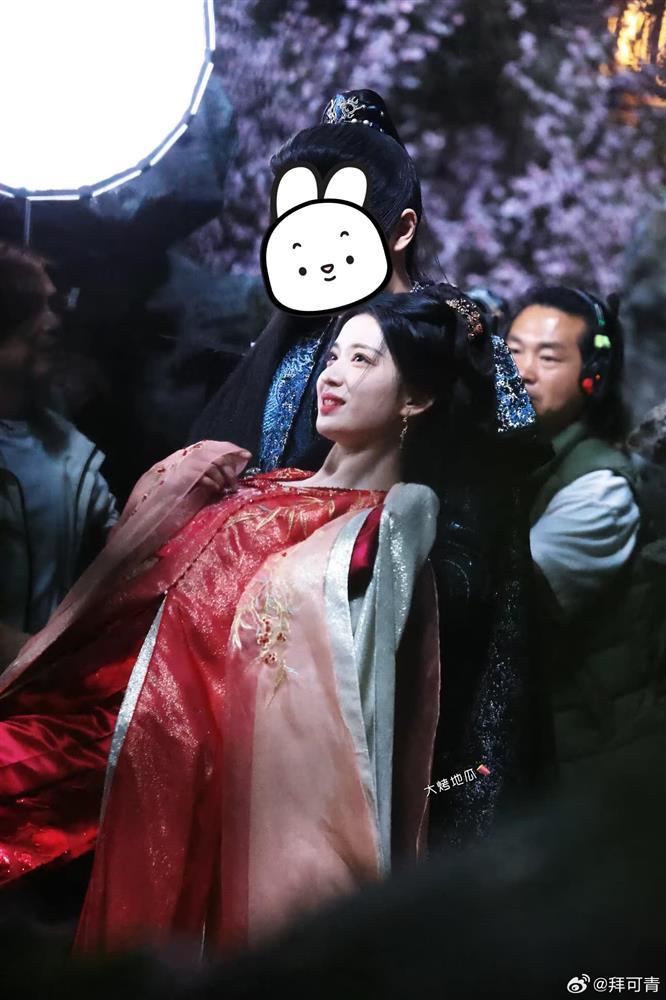 Vương Sở Nhiên gây bão khi diện hồng y, nhan sắc ra sao mà cư dân mạng đứng ngồi không yên?-3