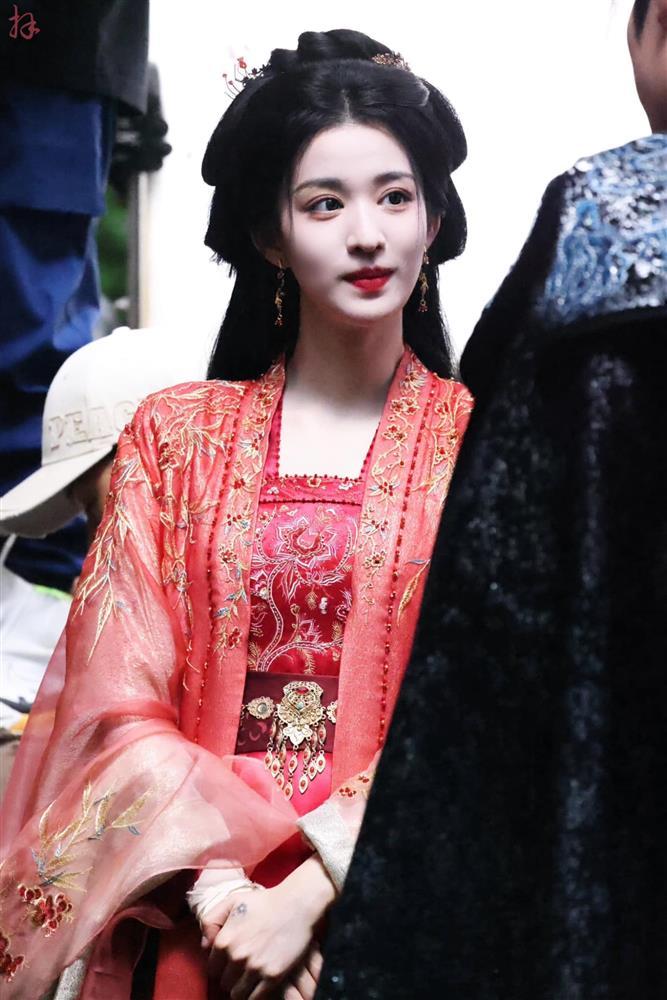 Vương Sở Nhiên gây bão khi diện hồng y, nhan sắc ra sao mà cư dân mạng đứng ngồi không yên?-4