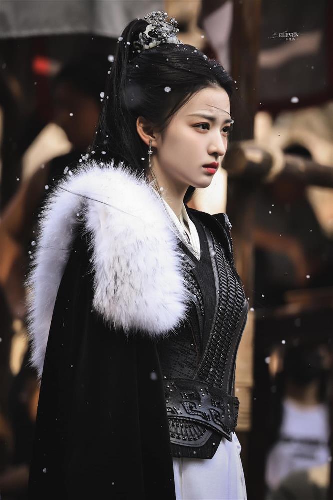 Vương Sở Nhiên gây bão khi diện hồng y, nhan sắc ra sao mà cư dân mạng đứng ngồi không yên?-5