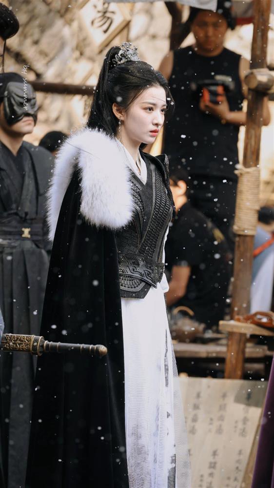 Vương Sở Nhiên gây bão khi diện hồng y, nhan sắc ra sao mà cư dân mạng đứng ngồi không yên?-6