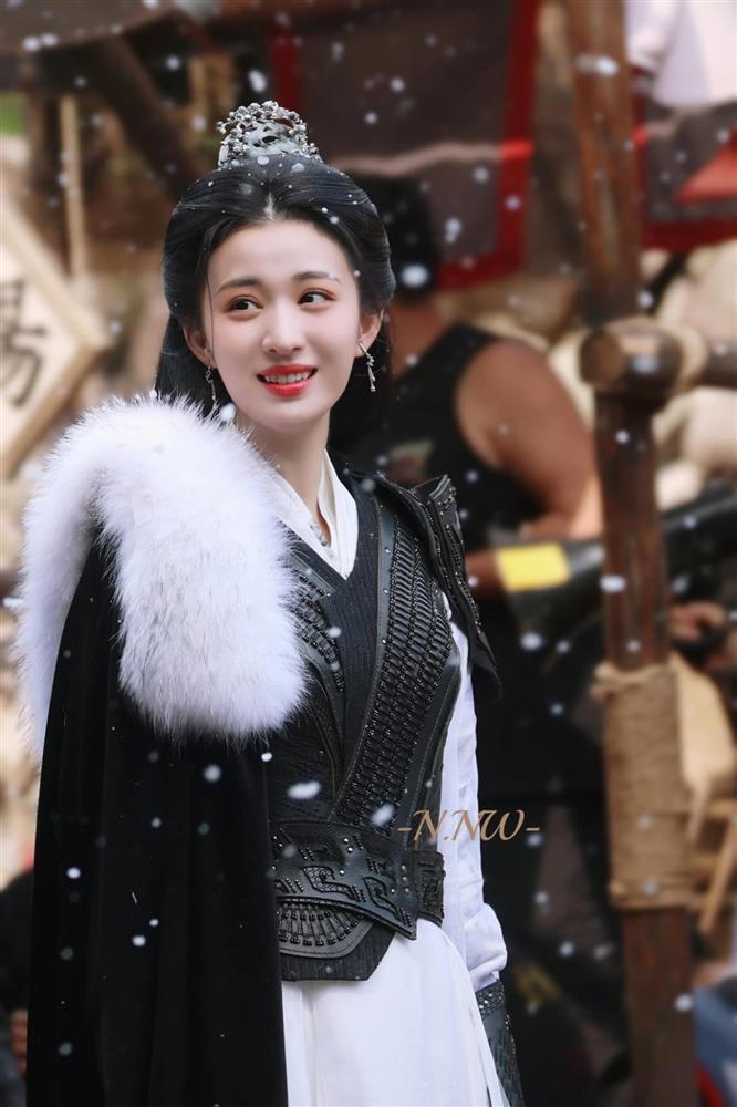 Vương Sở Nhiên gây bão khi diện hồng y, nhan sắc ra sao mà cư dân mạng đứng ngồi không yên?-7