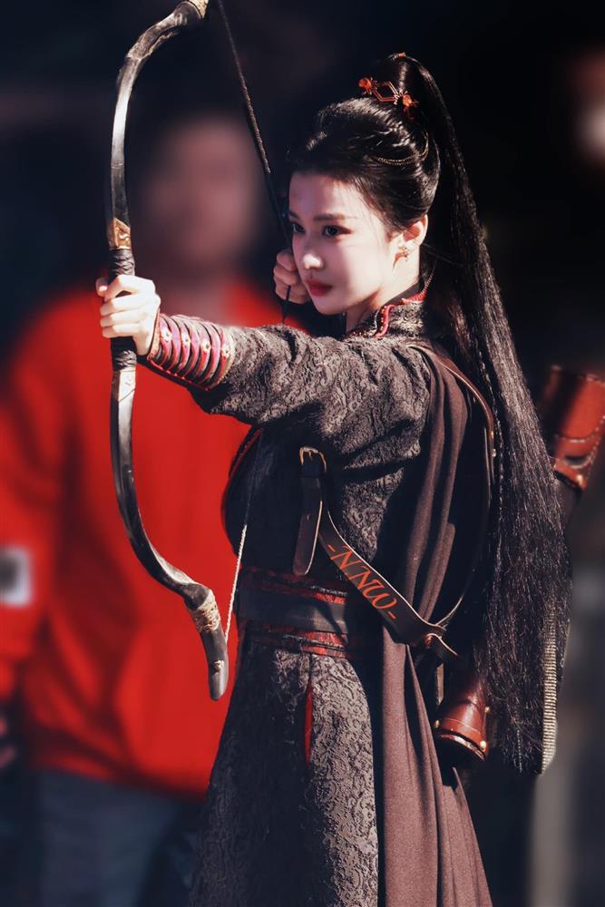 Vương Sở Nhiên gây bão khi diện hồng y, nhan sắc ra sao mà cư dân mạng đứng ngồi không yên?-8