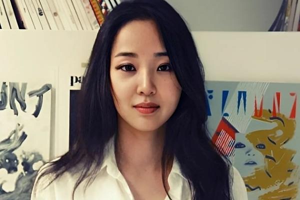 Người phụ nữ quậy đục Kpop cúi gằm mặt trước rừng ống kính, nước mắt ngắn dài vì... sợ đèn flash-7