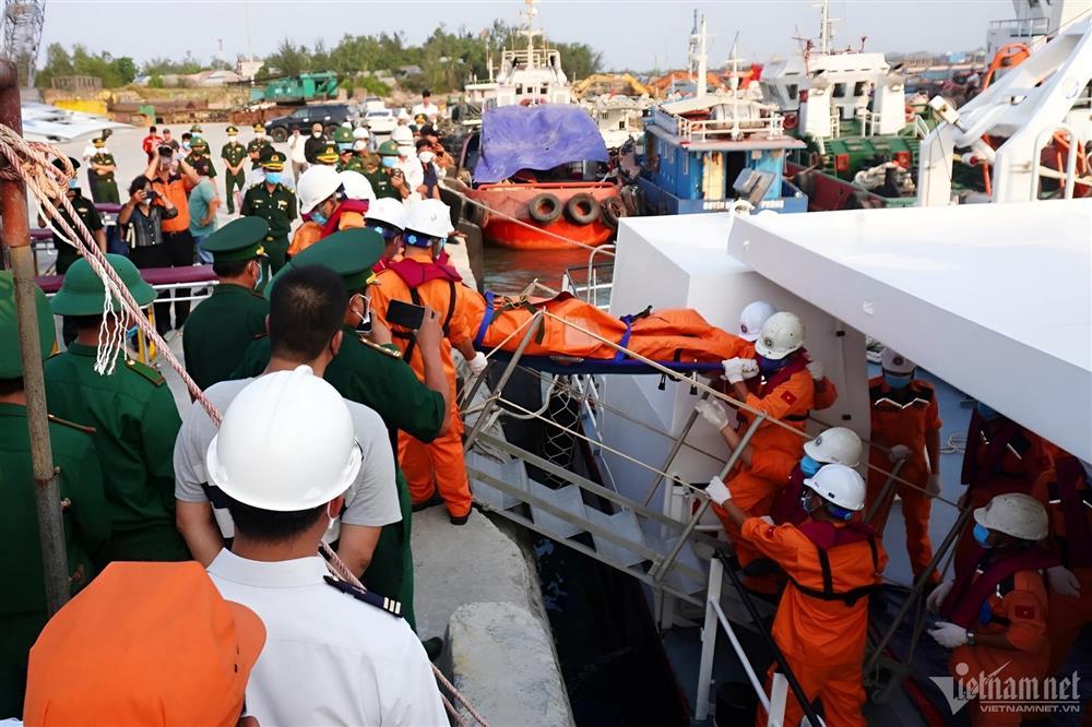 Vụ sà lan chìm trên biển Quảng Ngãi: Nghi 9 người gặp nạn-1