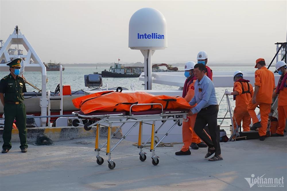 Vụ sà lan chìm trên biển Quảng Ngãi: Nghi 9 người gặp nạn-2