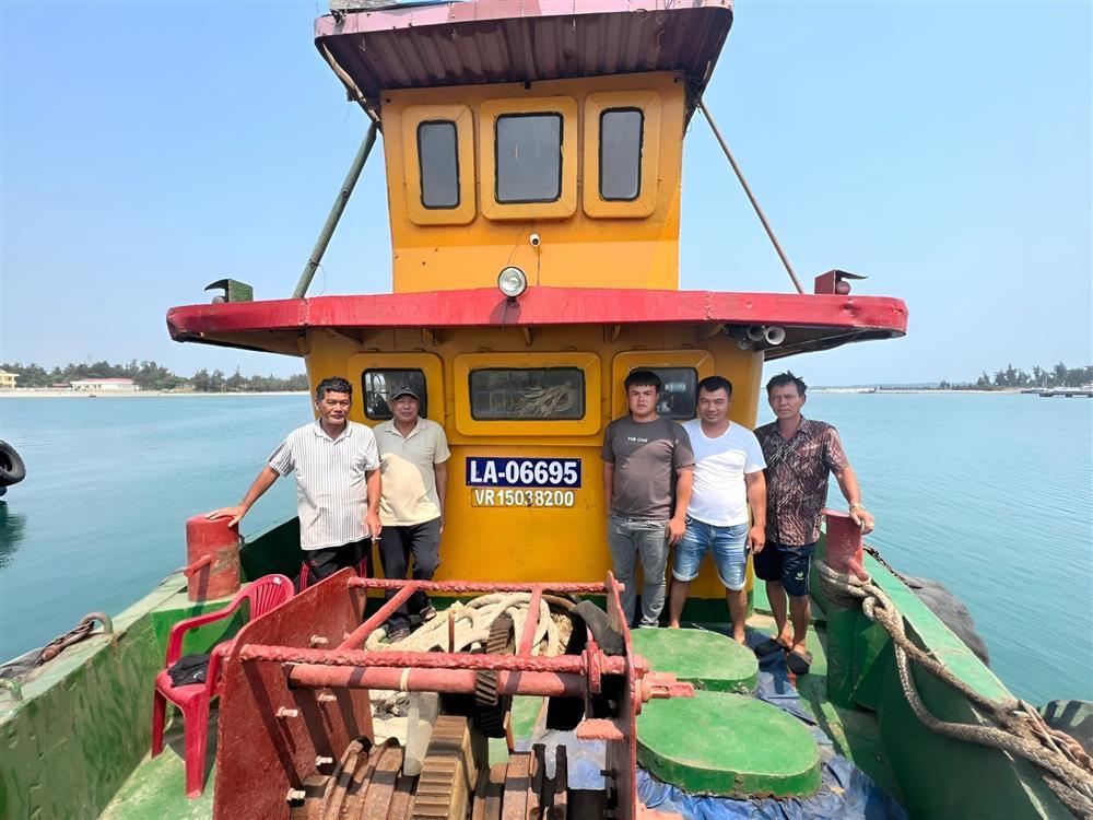 Vụ sà lan chìm trên biển Quảng Ngãi: Nghi 9 người gặp nạn-3