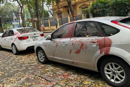 Truy tìm đối tượng tạt sơn vào nhiều ô tô ở Hà Nội