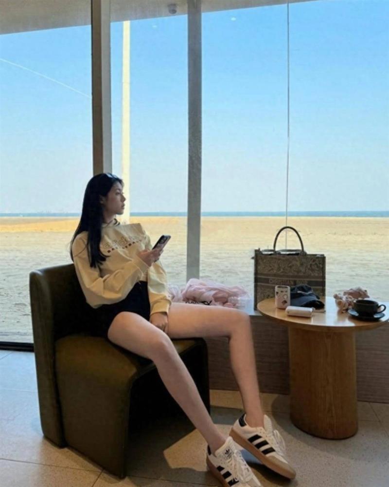 Nữ thần bóng rổ tộc Nội Mông cao 1,9m chăm mặc khoe tỷ lệ cơ thể đẹp-2