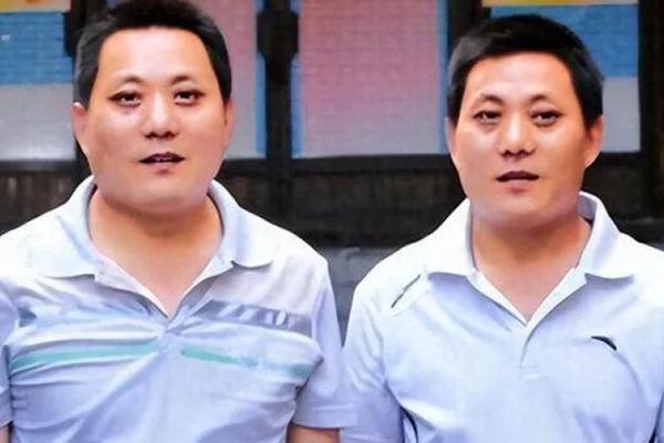 Kỳ lạ 14 cặp sinh đôi, 1 cặp sinh ba tốt nghiệp cùng một lớp cấp 3-4