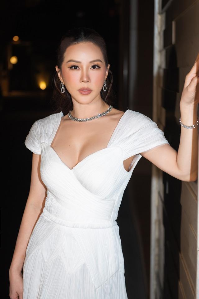 Nhan sắc gợi cảm tuổi U50 của Hoa hậu thơm nhất showbiz Việt, sống giàu sang trong dinh thự như lâu đài-1