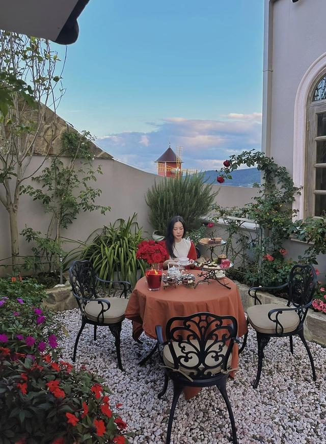 Nhan sắc gợi cảm tuổi U50 của Hoa hậu thơm nhất showbiz Việt, sống giàu sang trong dinh thự như lâu đài-2