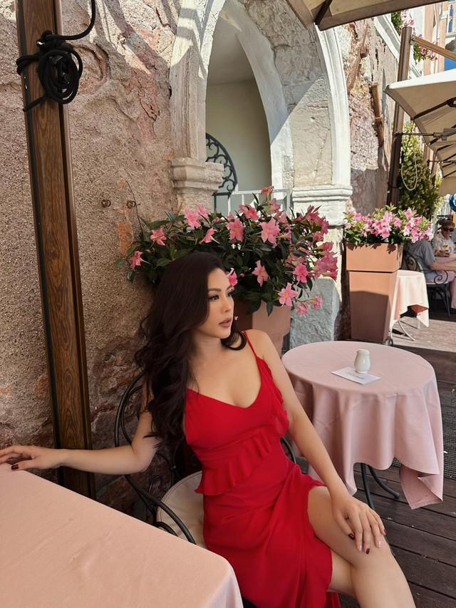 Nhan sắc gợi cảm tuổi U50 của Hoa hậu thơm nhất showbiz Việt, sống giàu sang trong dinh thự như lâu đài-5